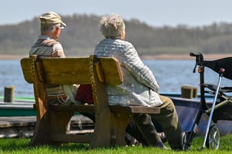 Rentnerpaar sitzt auf einer Bank (Symbolbild): Das deutsche Rentensystem steht unter Druck.