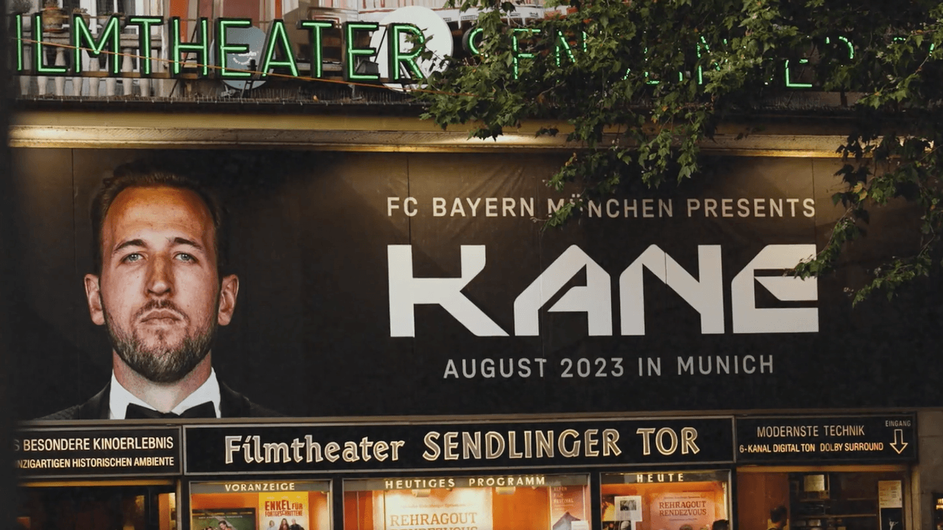 Harry Kane mal nicht im Fußballtrikot: Der FC Bayern begrüßt seinen neuen Star mit einem XXL-Plakat am Sendlinger Tor.