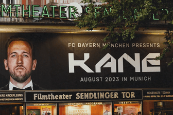 Harry Kane mal nicht im Fußballtrikot: Der FC Bayern begrüßt seinen neuen Star mit einem XXL-Plakat am Sendlinger Tor.