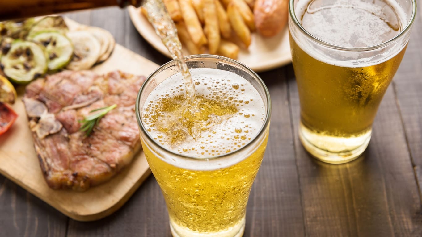 Bier, Softdrinks, Wurst und und fettiges Fleisch belasten die Leber und sollten daher nicht im Übermaß konsumiert werden.
