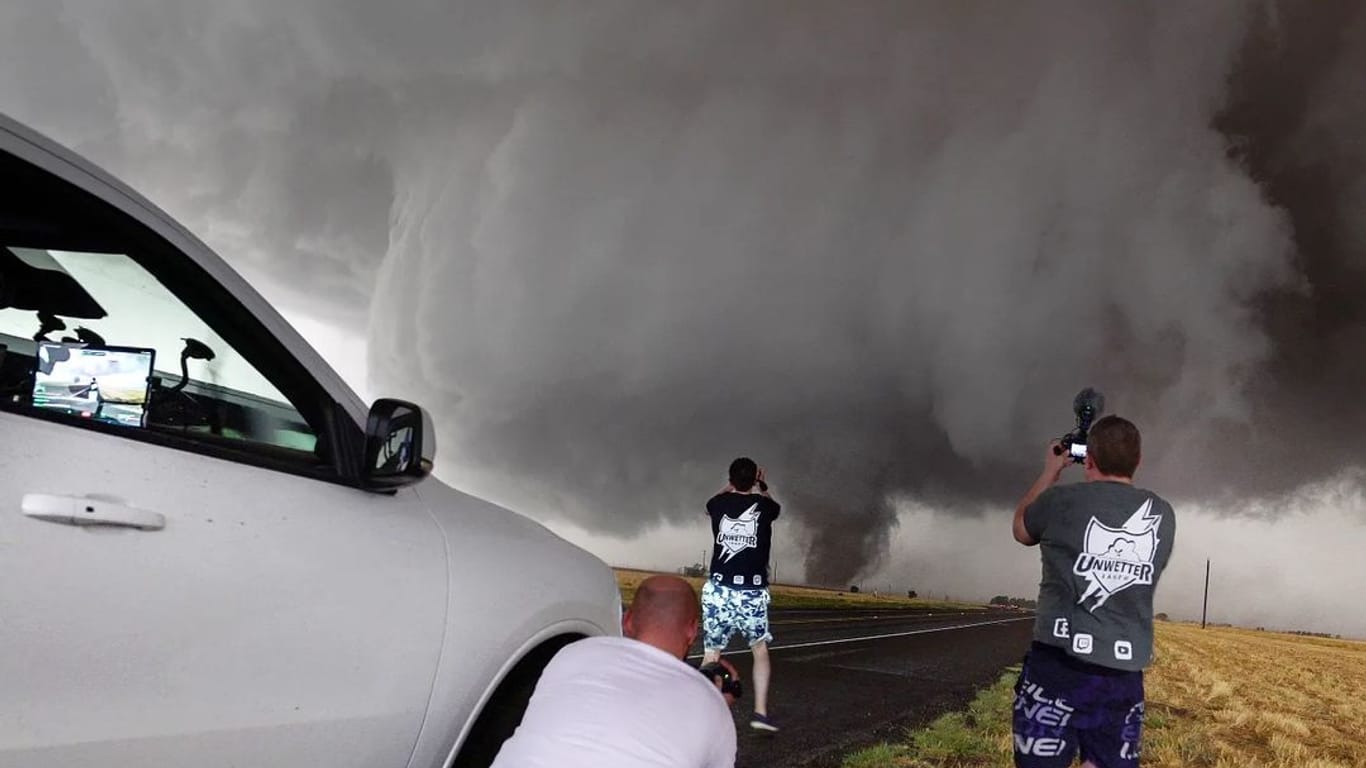 Die Unwetterjäger filmen einen Tornado in Texas.