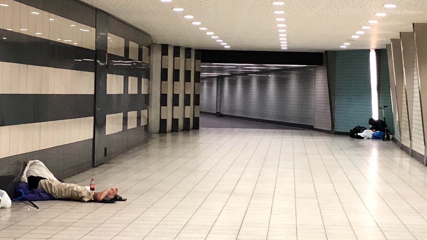 Der Appellhofplatz in Köln: Obdachlose schlafen in einem Tunnel der U-Bahn-Haltestelle