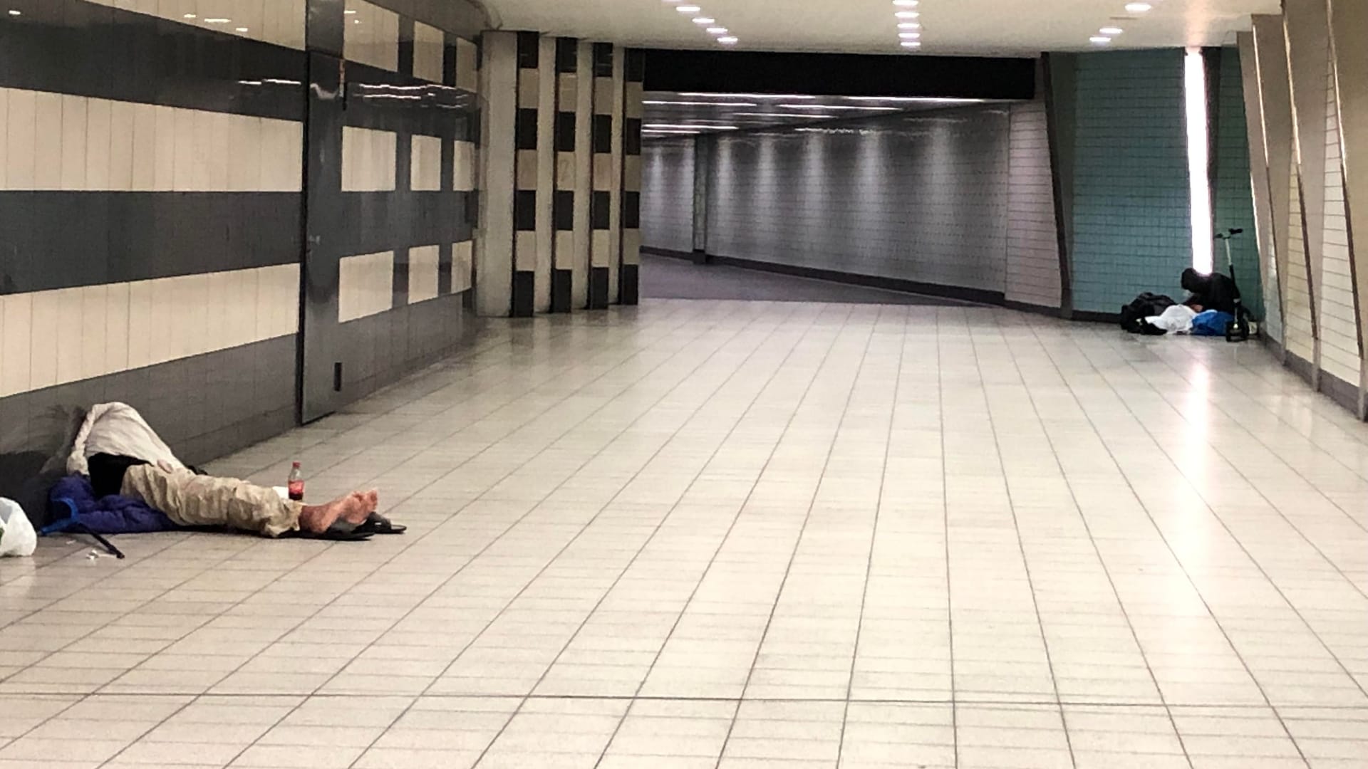 Der Appellhofplatz in Köln: Obdachlose schlafen in einem Tunnel der U-Bahn-Haltestelle