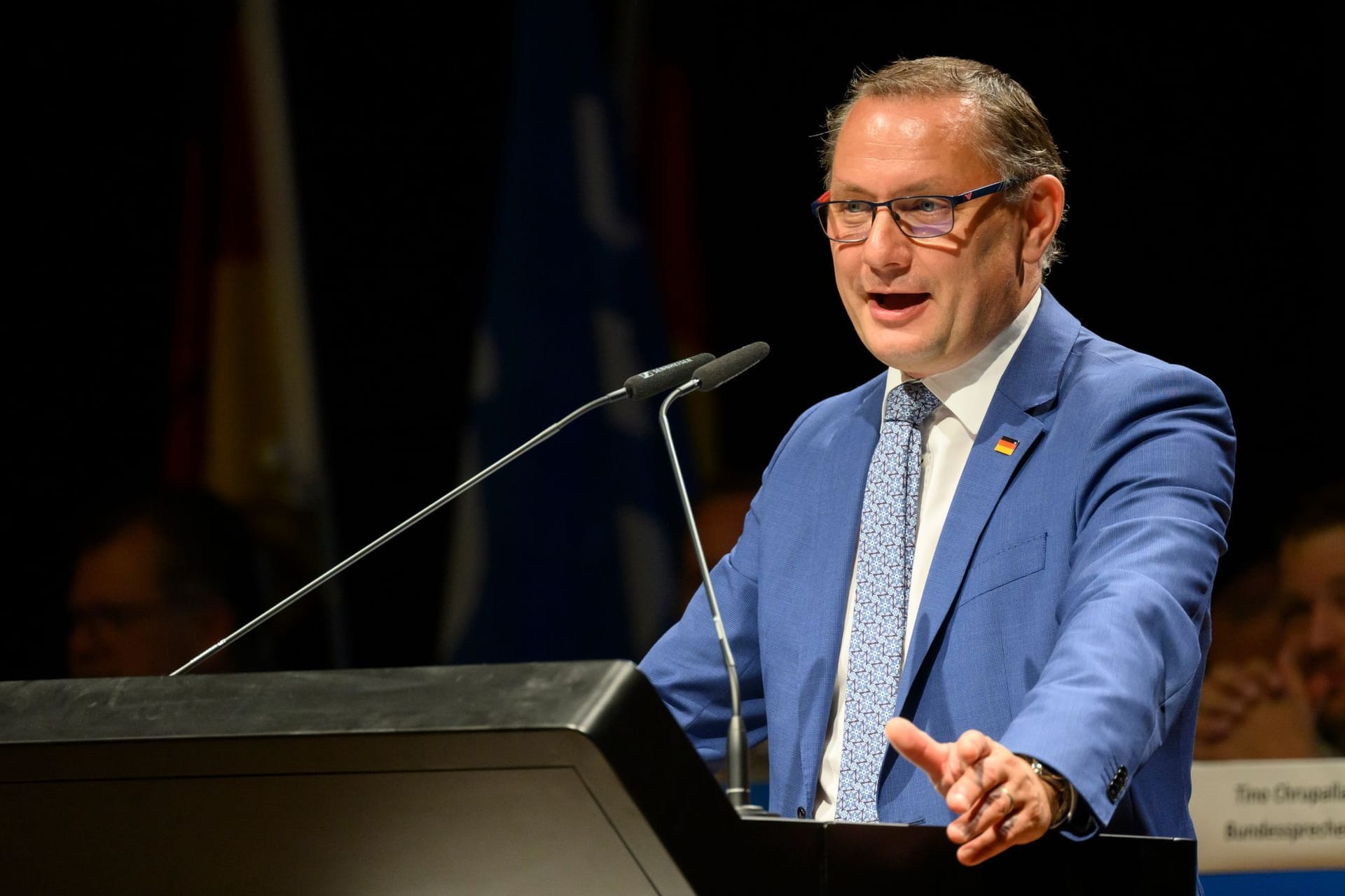 Tino Chrupalla, Bundesvorsitzender der AfD, spricht beim Landesparteitag in Celle: Der Landesverband in Niedersachsen wächst.