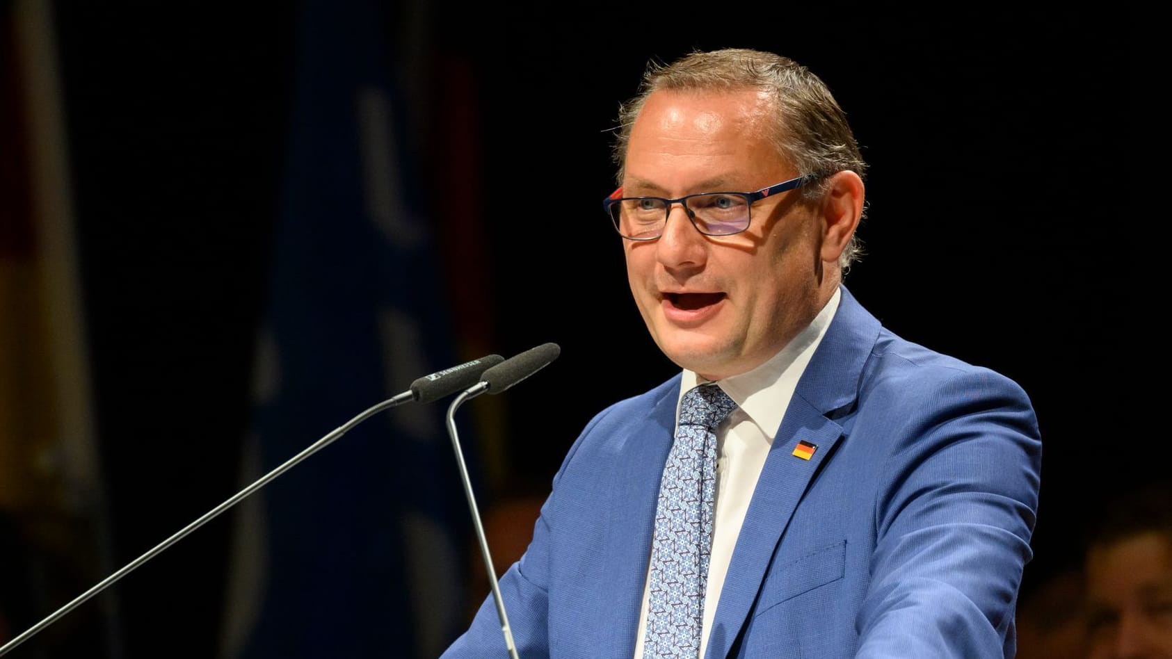 Tino Chrupalla, Bundesvorsitzender der AfD, spricht beim Landesparteitag in Celle: Der Landesverband in Niedersachsen wächst.