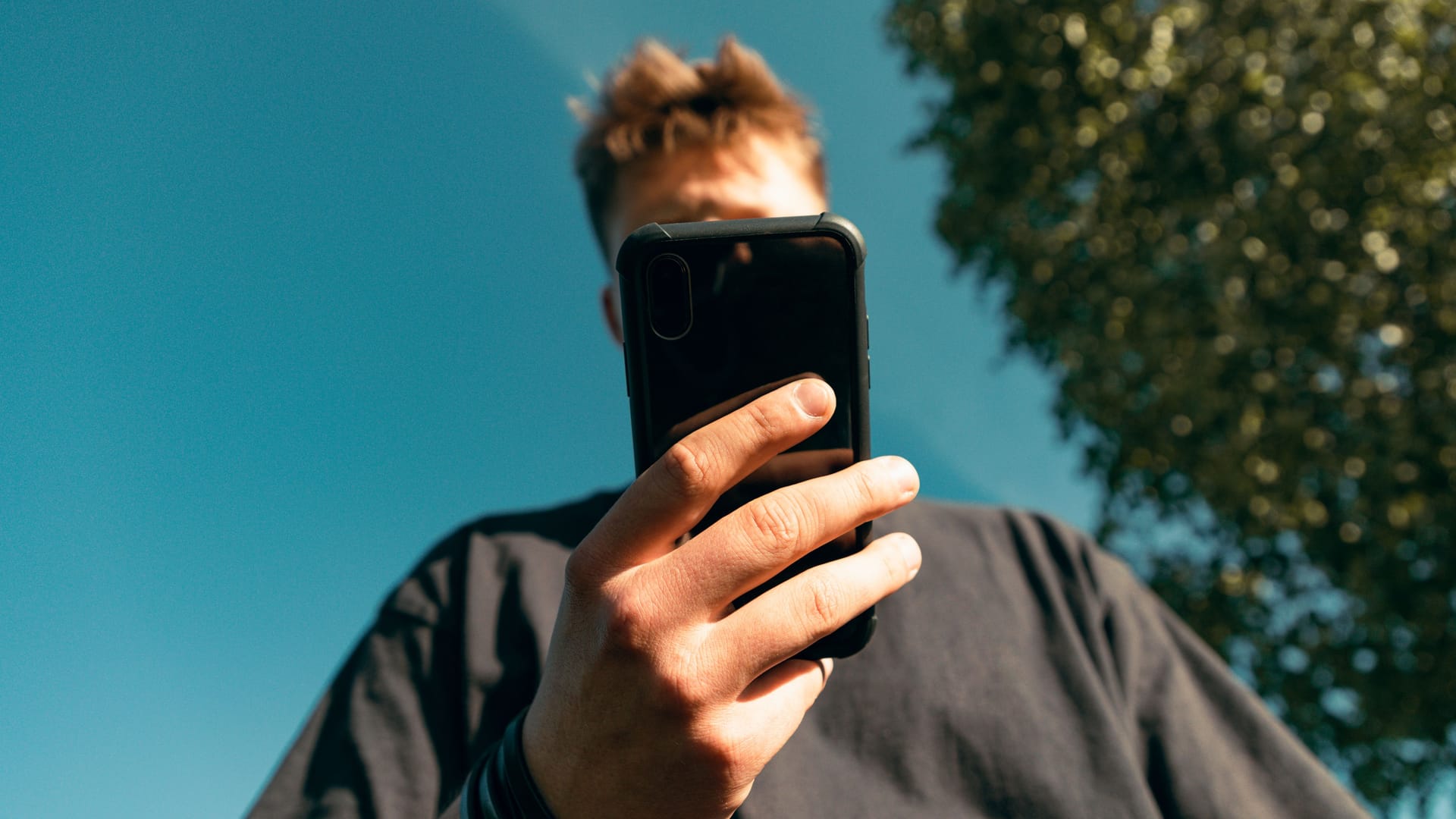 Jugendlicher mit Smartphone (Symbolbild): Ein Viertel der Befragten gab an, dass ihnen pornografische Inhalte unfreiwillig gezeigt oder geschickt wurden.