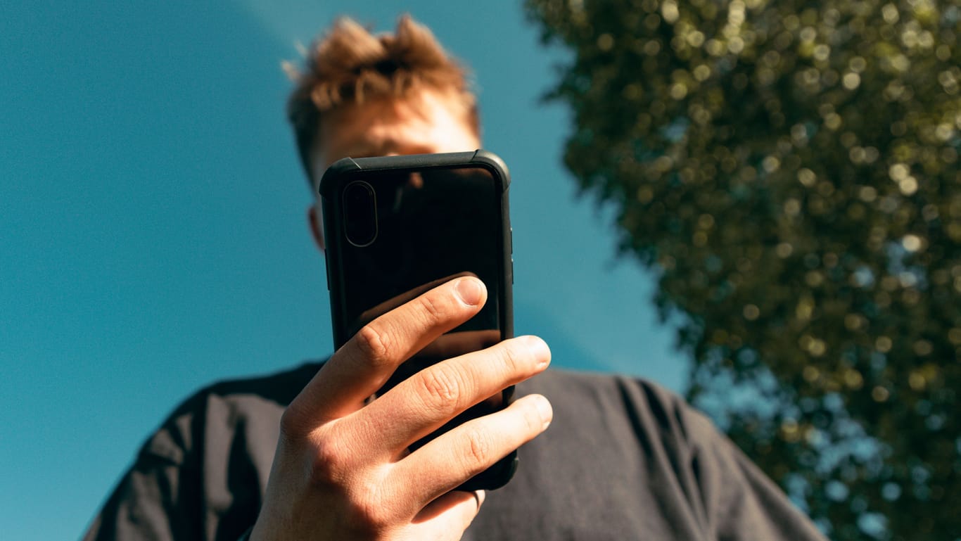 Jugendlicher mit Smartphone (Symbolbild): Ein Viertel der Befragten gab an, dass ihnen pornografische Inhalte unfreiwillig gezeigt oder geschickt wurden.