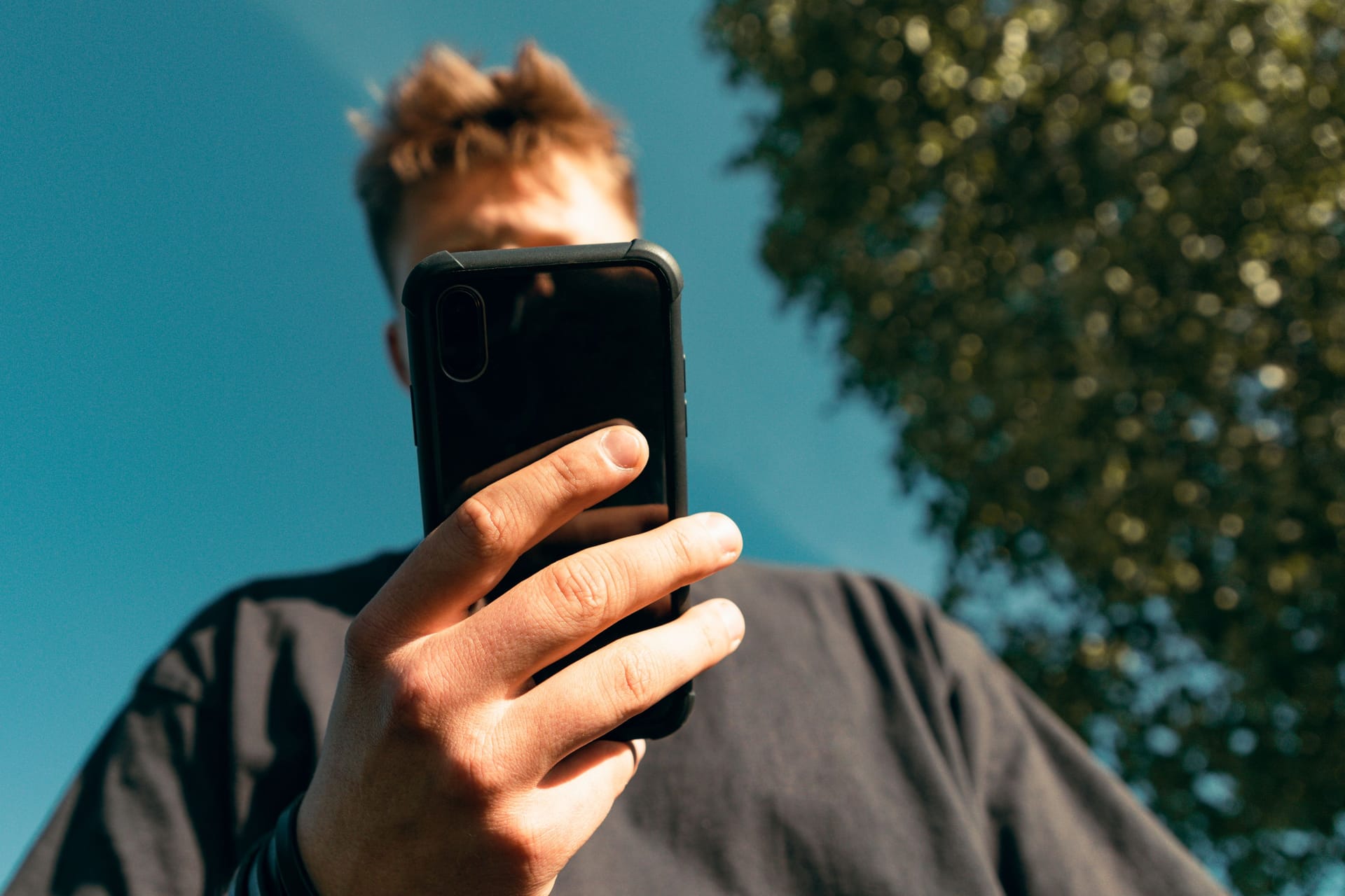 Jugendlicher mit Smartphone (Symbolbild): Ein Viertel der Befragten gab an, dass ihnen pornografische Inhalte unfreiwillig gezeigt oder geschickt wurden.