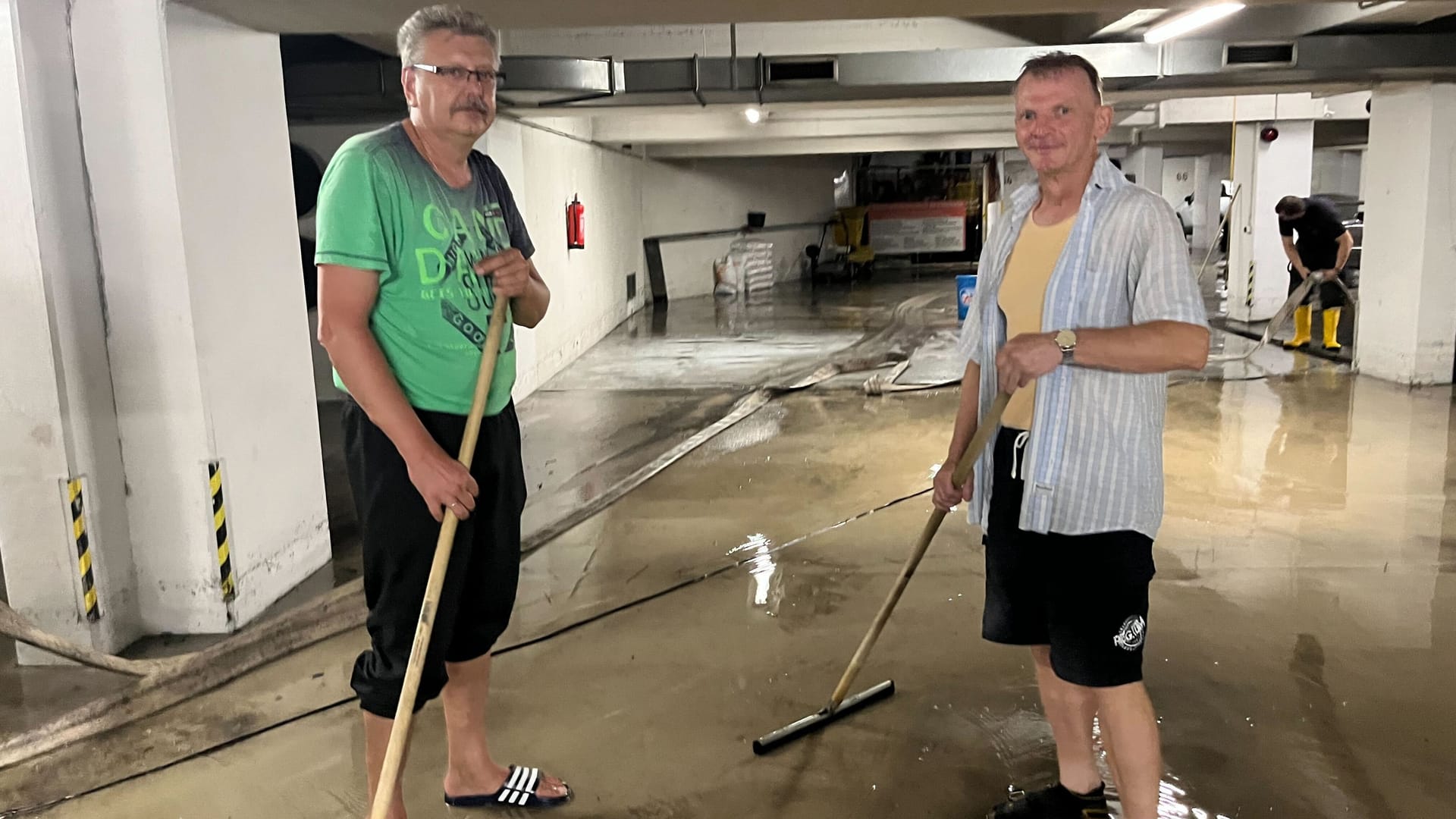 Sie packen bei der vollgelaufenen Tiefgarage selbst mit an.