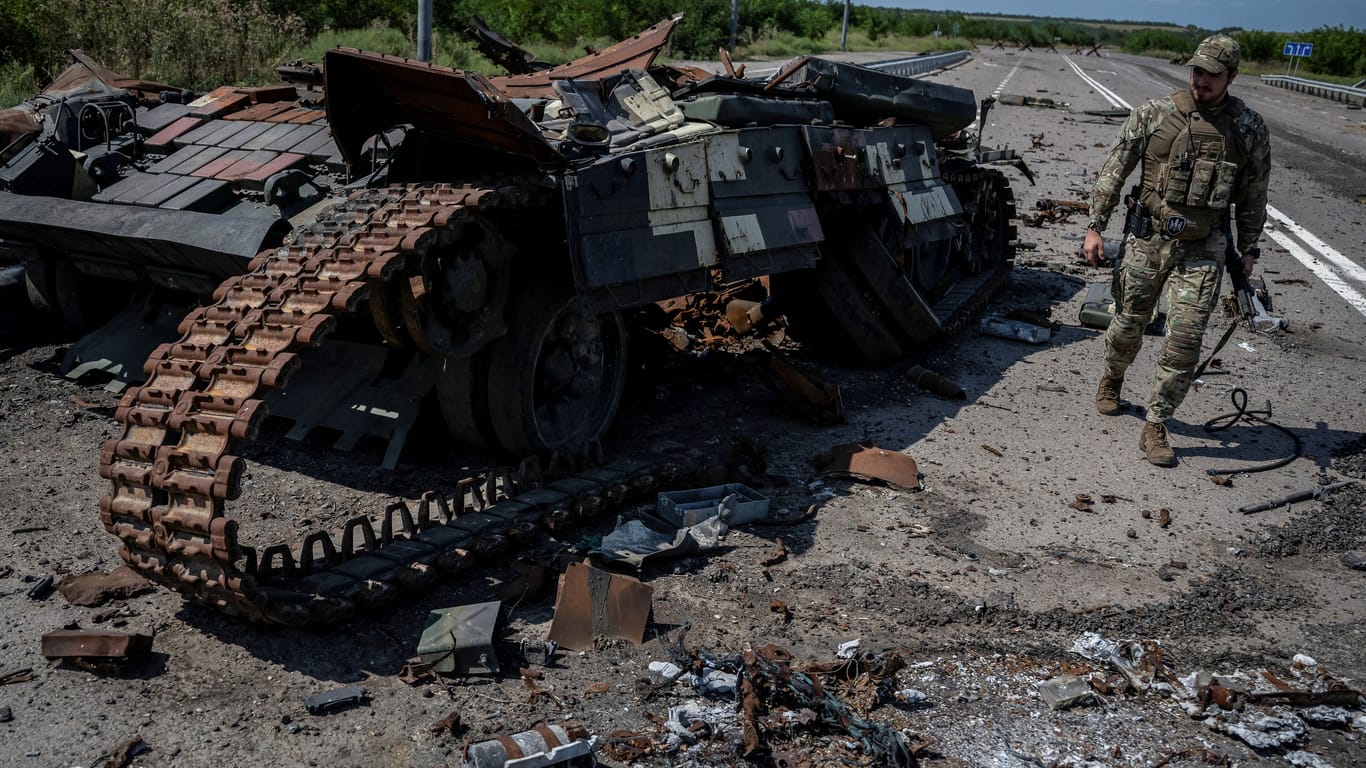 Ein ukrainischer Soldat vor einem zerstörten russischen Panzer: Die Kämpfe im Süden sind aktuell sehr verlustreich für beide Seiten.
