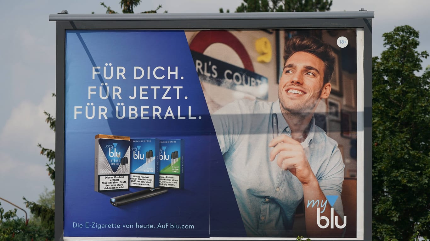 Werbung für E-Zigaretten-Liquid: Die Flüssigkeit für die Zigaretten-Alternative kann Nikotin enthalten.