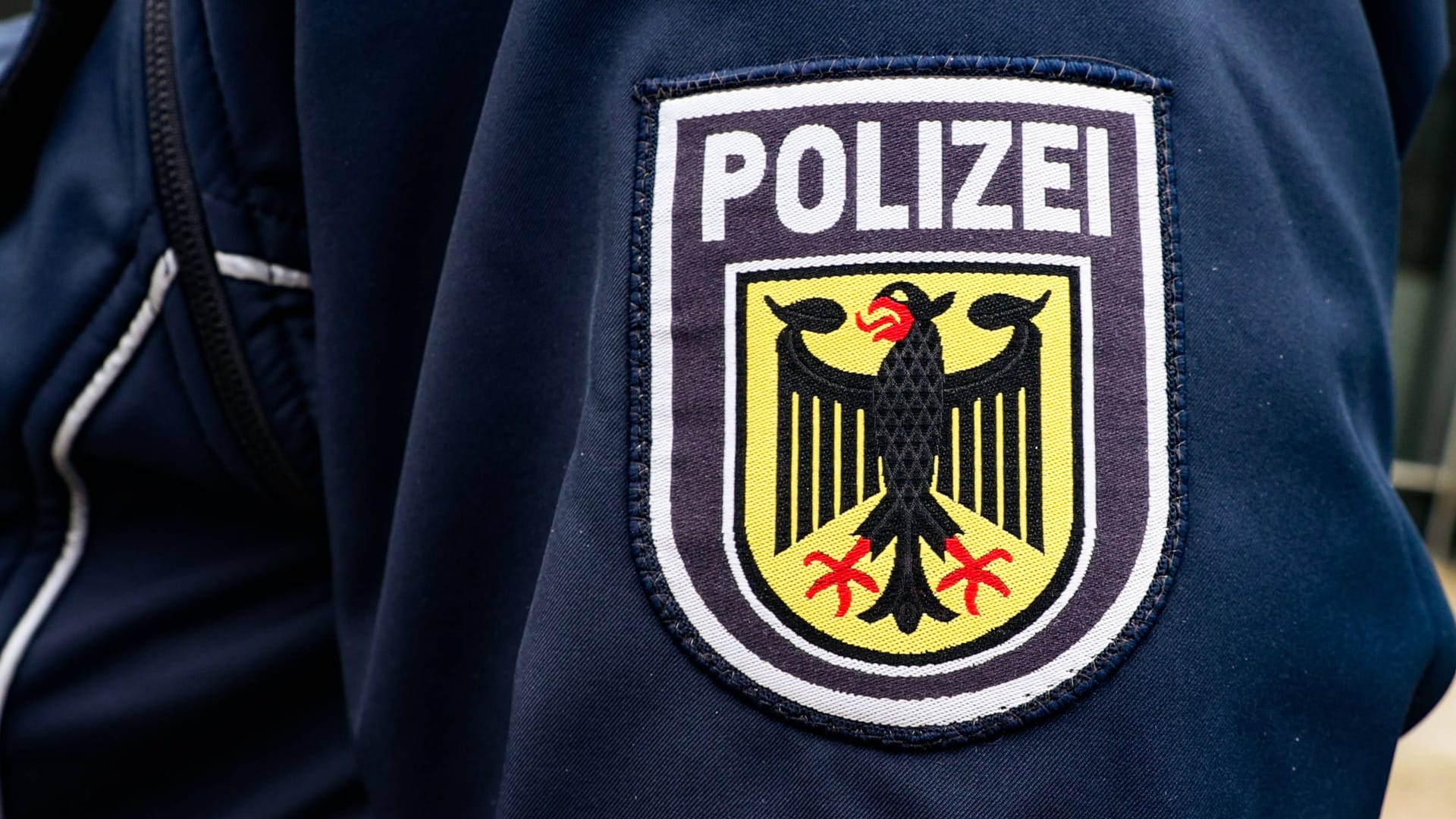 Das Bundespolizei-Wappen auf dem Ärmel einer Uniform Das Bundespolizei-Wappen auf dem Ärmel einer Uniform