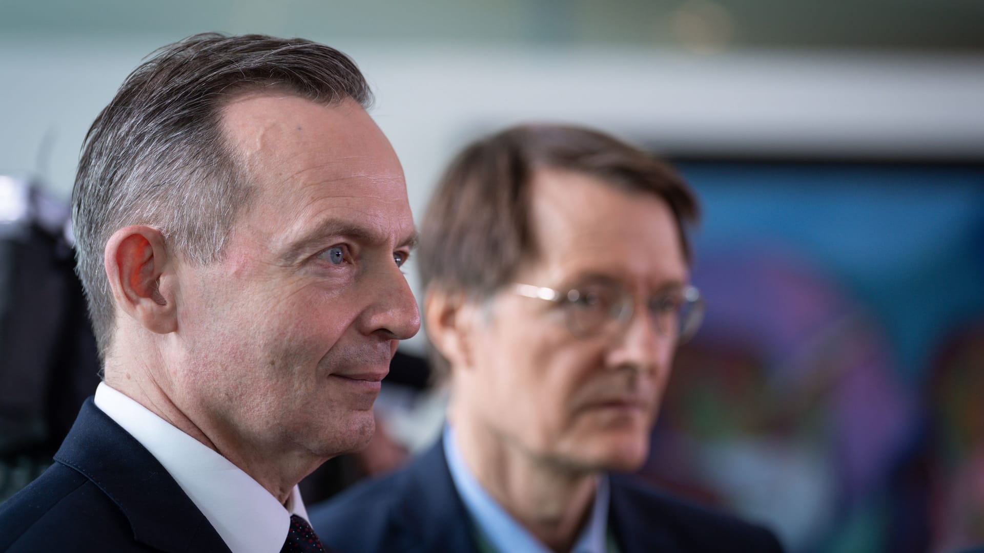 Gesundheitsminister Karl Lauterbach (SPD, r.) und Verkehrsminister Volker Wissing (FDP) bei einer Kabinettsitzung (Archivbild).