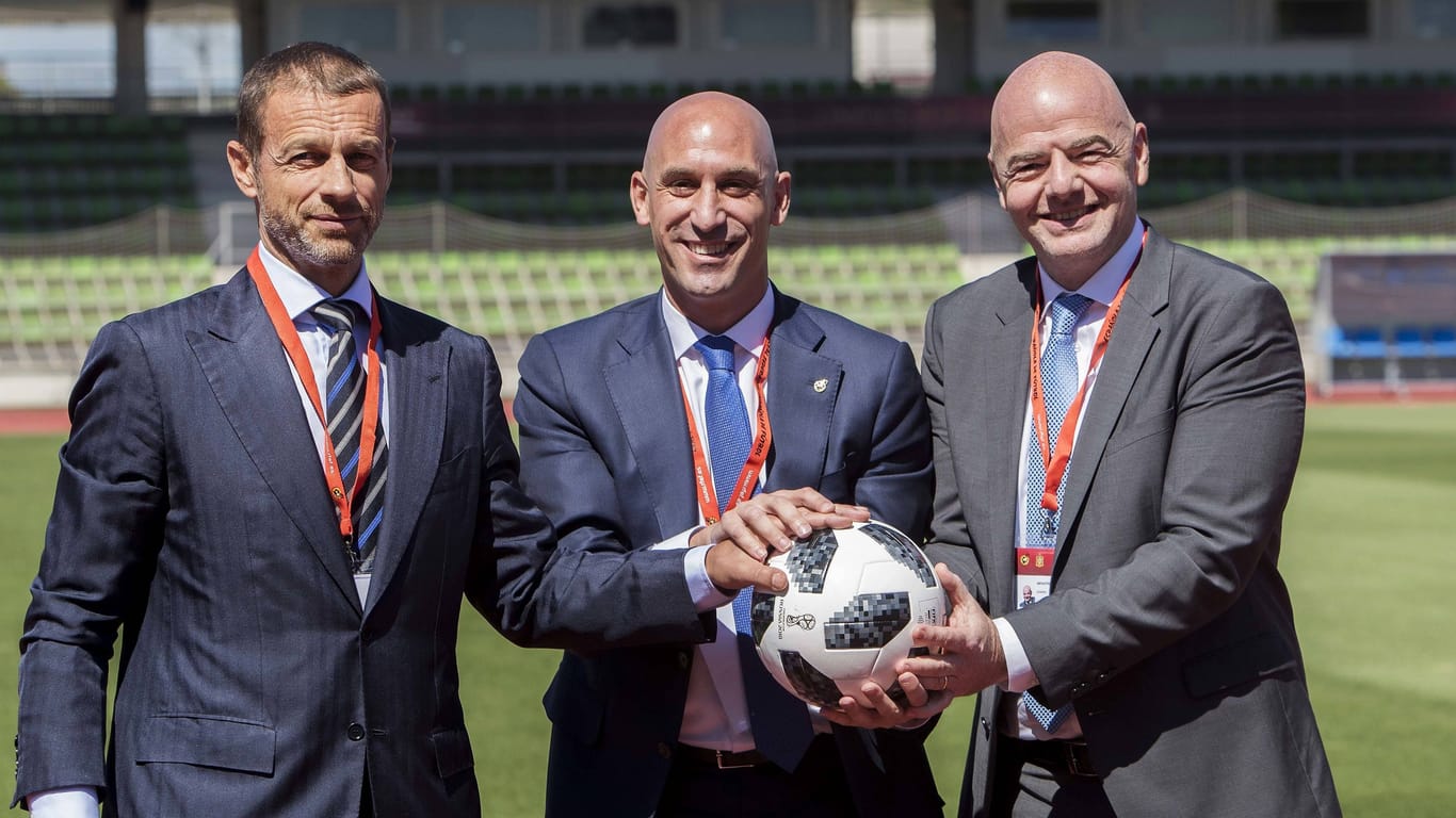 Uefa-Chef Aleksander Čeferin (l.), Luis Rubiales (Mitte) und Fifa-Boss Gianni Infantino: Čeferin und Rubiales arbeiten seit Jahren bei der Uefa zusammen.