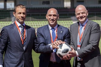 Uefa-Chef Aleksander Čeferin (l.), Luis Rubiales (Mitte) und Fifa-Boss Gianni Infantino: Čeferin und Rubiales arbeiten seit Jahren bei der Uefa zusammen.