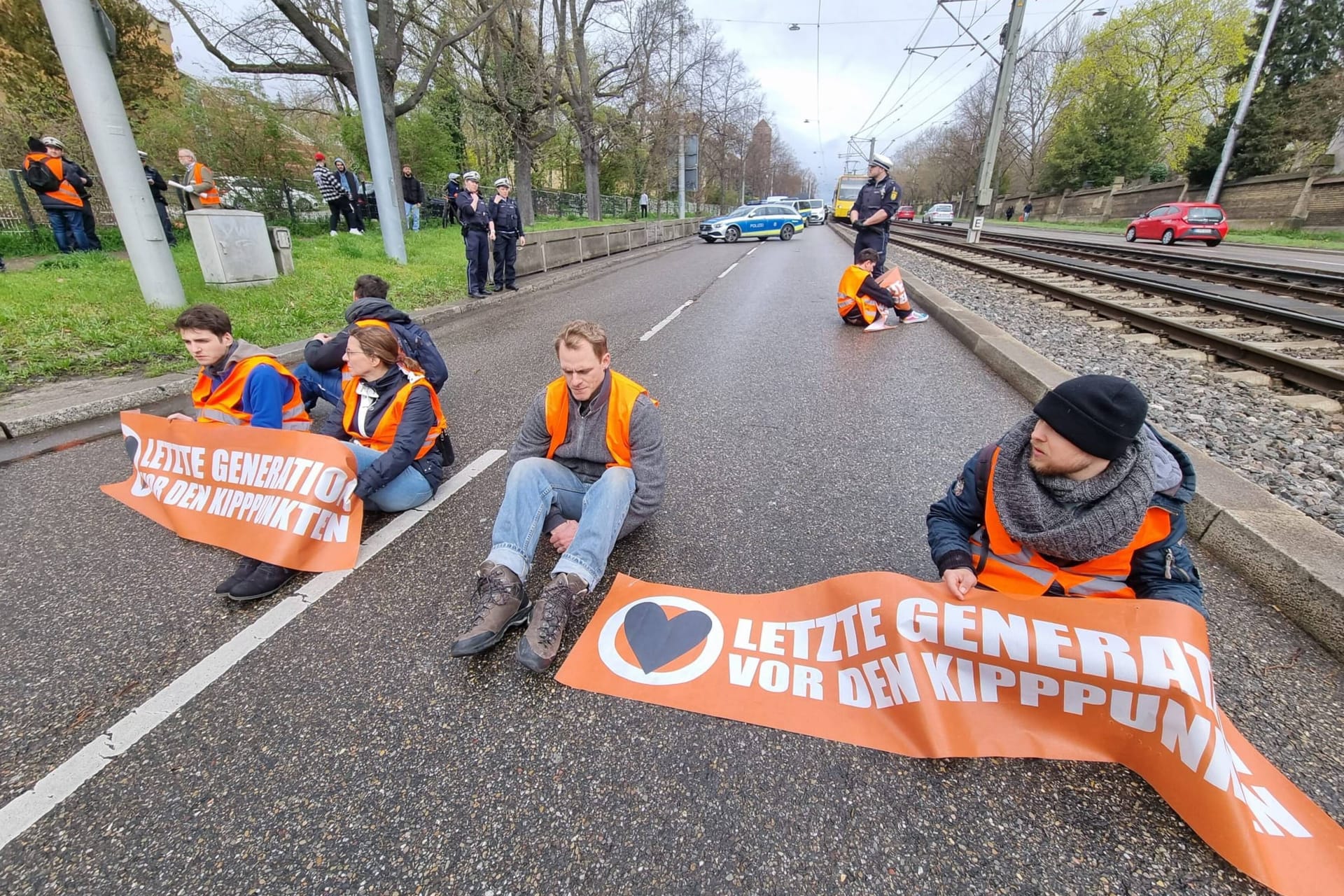 Unterstützer der "Letzten Generation" blockieren eine Straße in Stuttgart (Symbolbild): Ein Klimaschützer muss nun ins Gefängnis.