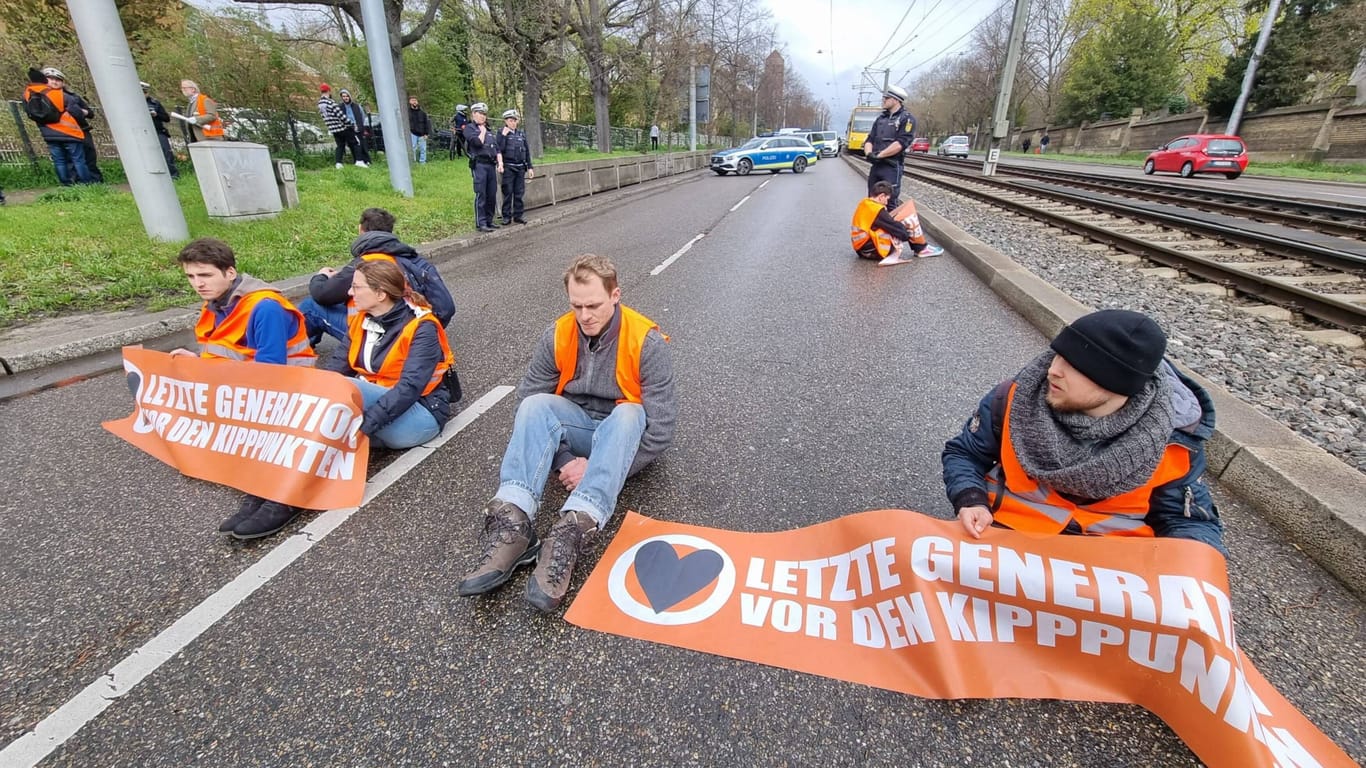 Unterstützer der "Letzten Generation" blockieren eine Straße in Stuttgart (Symbolbild): Ein Klimaschützer muss nun ins Gefängnis.