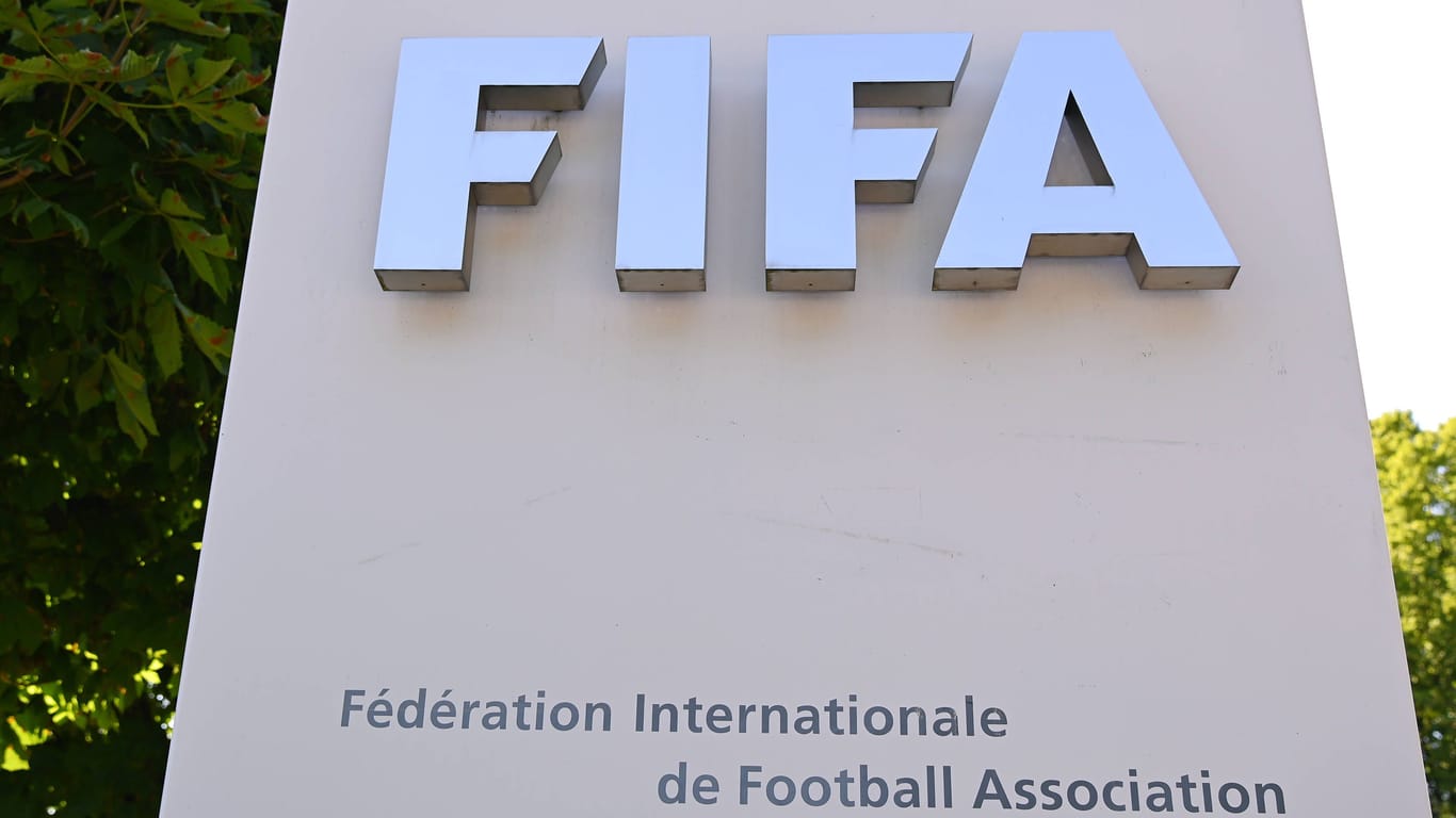 Schild vor der Fifa-Zentrale in Zürich: Der Fußball-Weltverband muss eine Strafe hinnehmen.