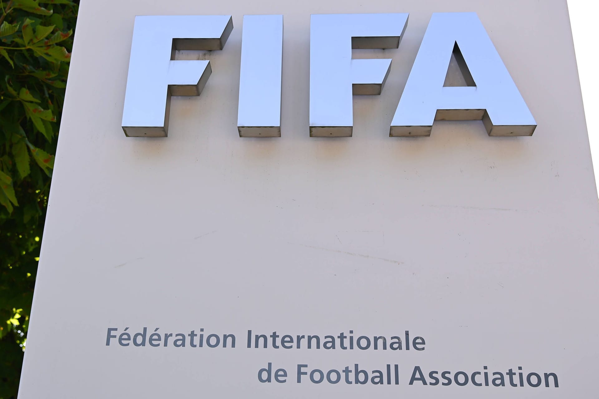 Schild vor der Fifa-Zentrale in Zürich: Der Fußball-Weltverband muss eine Strafe hinnehmen.