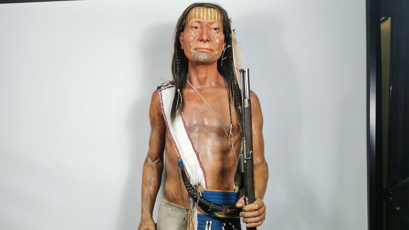 Seit 1933 steht die Komantschen-Figur im Karl-May-Museum: 90 Jahre lang blieb das verbotene Symbol auf dem Hinterteil des lebensgroßen Kriegers unbemerkt – bis der Komantsche für eine Restaurierung entkleidet werden musste.