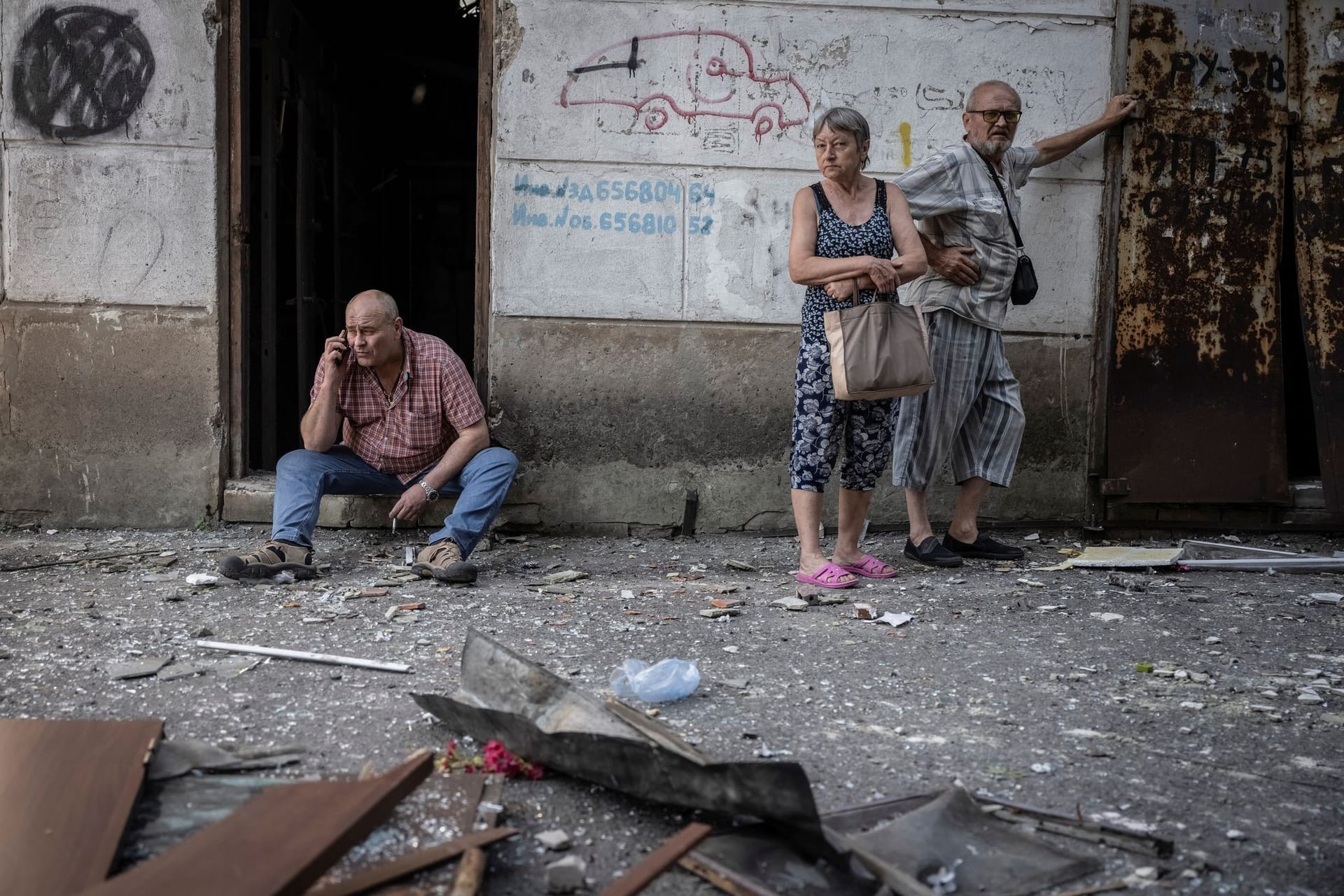 Einwohner der Ukraine nach einem russischen Angriff: Der Krieg tobt – auch wenn wir es nicht immer hören.