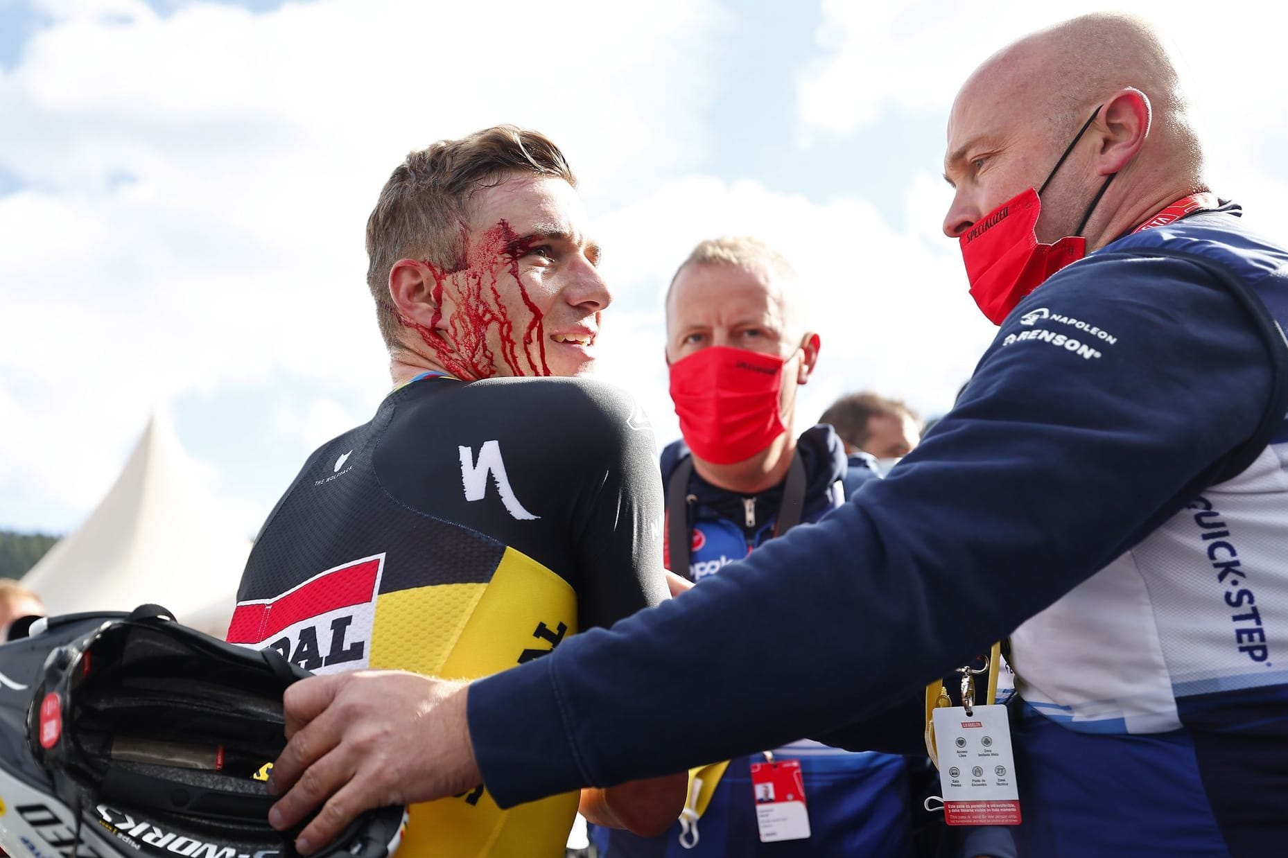 Remco Evenepoel mit blutiger Platzwunde: Die Zieleinfahrt wurde für den Radsport-Star zu einem schmerzhaften Erlebnis.