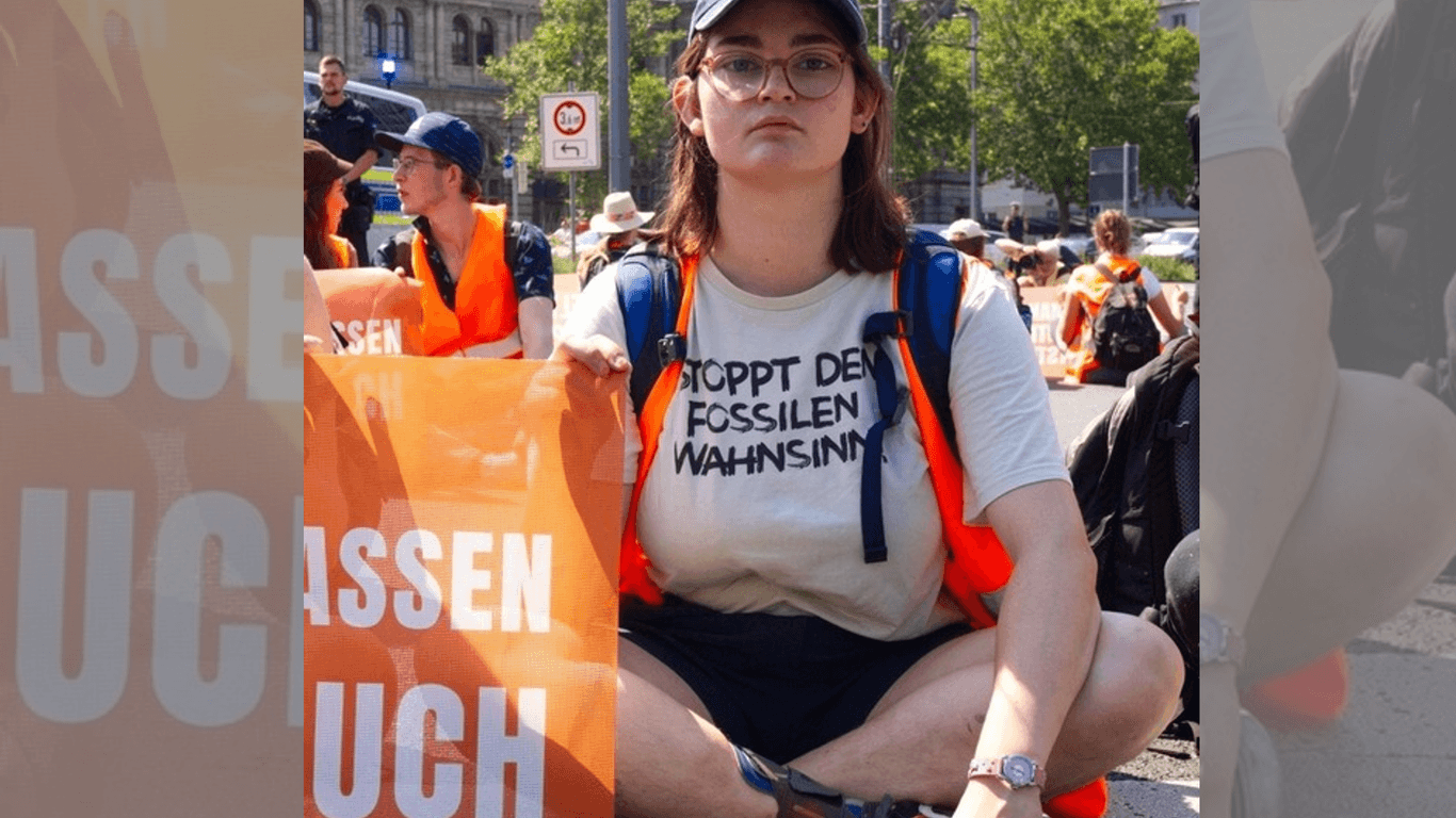 Lilly Gomez beim Protest in Nürnberg: Die junge Frau steht mit ihrem Namen und Gesicht zu ihrem Engagement.