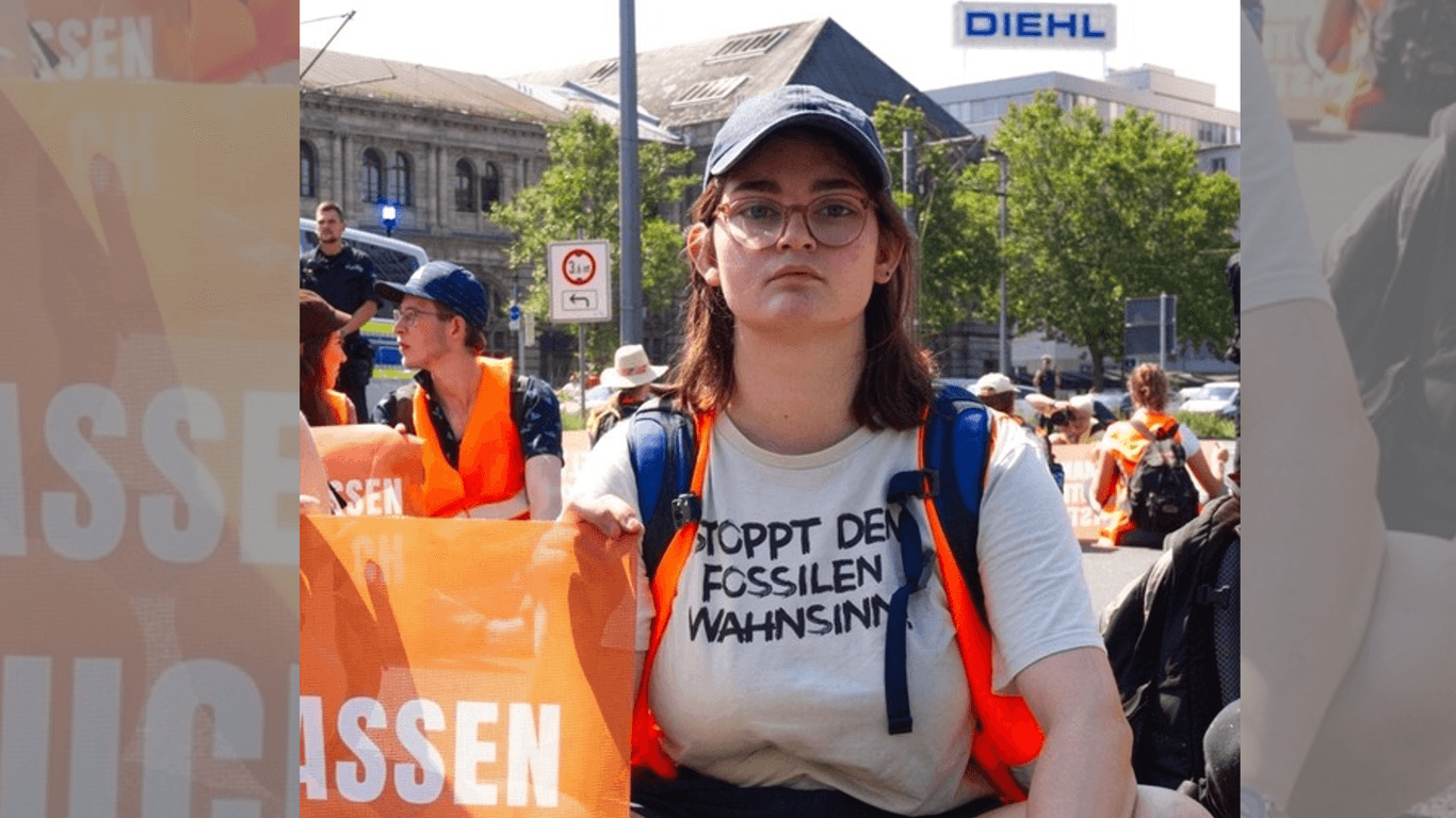 Lilly Gomez beim Protest in Nürnberg: Die junge Frau steht mit ihrem Namen und Gesicht zu ihrem Engagement.