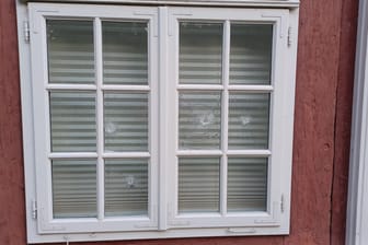 Gesplitterte Fensterscheiben sind an einem Gebäude der Stiftung niedersächsischer Gedenkstätten zu sehen: Steckt ein rechtsextremer Anschlag dahinter?