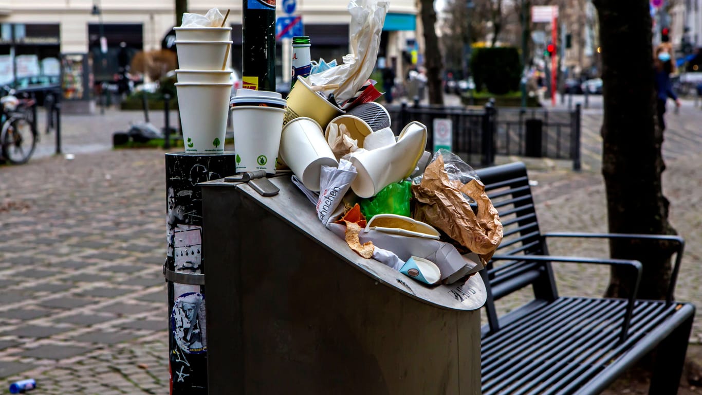 Ein überfüllter Abfalleimer (Symbolbild): Kölns OB Henriette Reker hatte am Dienstag zum Rapport gerufen.