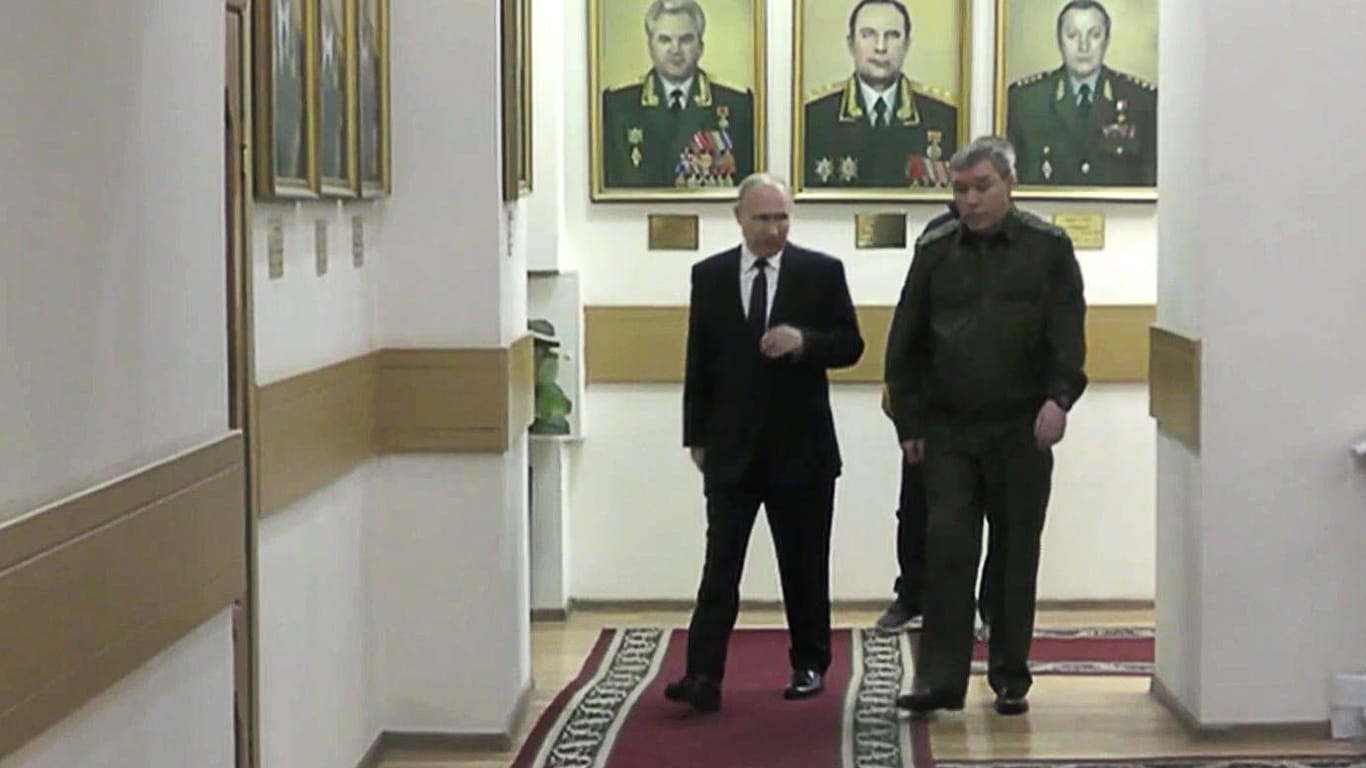 Der Kriegsherr und sein General: Putin und Gerassimow (r.) Seite an Seite in Rostow am Don.