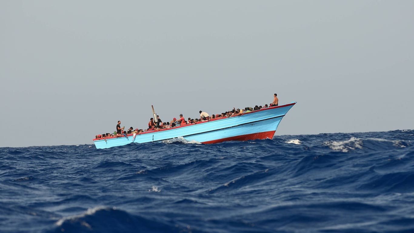 Geflüchtete auf dem Mittelmeer (Symbolbild): Noch mehr als 30 Menschen werden vermisst.