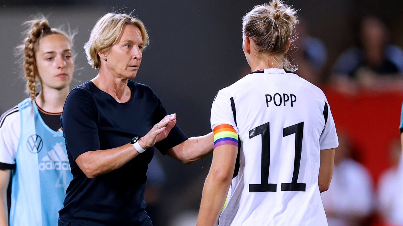 Martina Voss-Tecklenburg (m.) im Gespräch mit Alexandra Popp (r.): Offenbar ist die Stimmung im DFB-Team zuletzt angespannt gewesen.