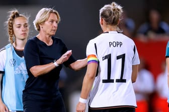 Martina Voss-Tecklenburg (m.) im Gespräch mit Alexandra Popp (r.): Offenbar ist die Stimmung im DFB-Team zuletzt angespannt gewesen.