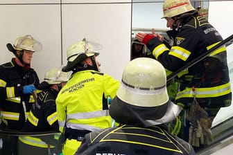 Feuerwehrleute bei einem ungewöhnlichen Einsatz in einem Kaufhaus: Ein Junge musste aus einer Rolltreppe befreit werden.