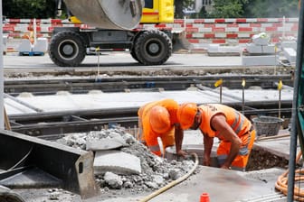 Bauarbeiter (Symbolbild): Zwischen Berufsgruppen zu differenzieren kΓΆnnte "ein heikler Ansatz" sein, so Grimm. Bauarbeiter (Symbolbild): Zwischen Berufsgruppen zu differenzieren kΓΆnnte "ein heikler Ansatz" sein, so Grimm.