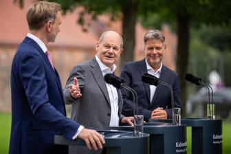 Bundeskanzler Olaf Scholz (SPD, m), Finanzminister Christian Lindner (FDP, l), und Wirtschaftsminister Robert Habeck (Bündnis 90/Die Grünen, r) vor Schloss Meseberg: Sie wollen "geräuschloser" zusammenarbeiten.