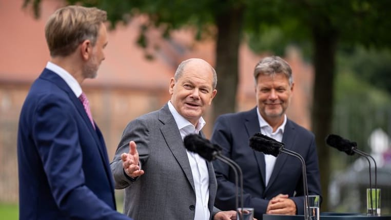 Bundeskanzler Olaf Scholz (SPD, m), Finanzminister Christian Lindner (FDP, l), und Wirtschaftsminister Robert Habeck (Bündnis 90/Die Grünen, r) vor Schloss Meseberg: Sie wollen "geräuschloser" zusammenarbeiten.