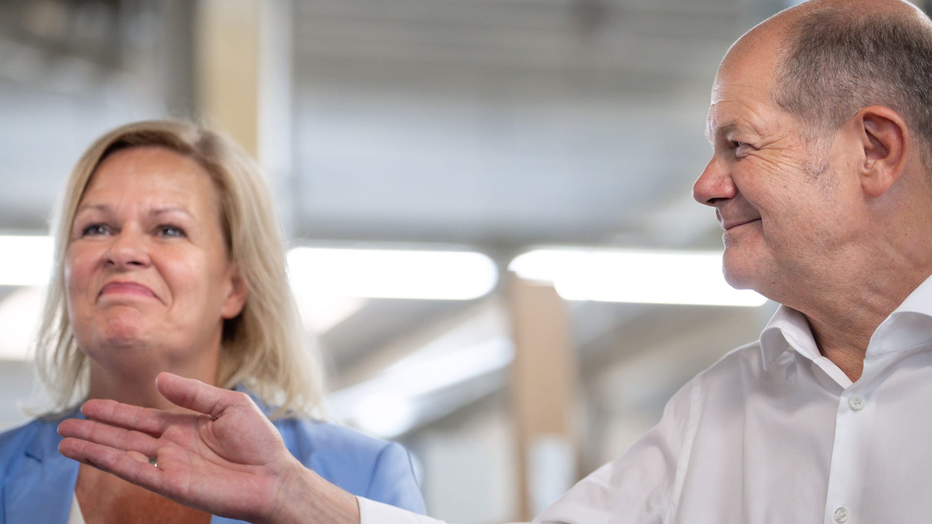 Bundeskanzler Olaf Scholz (SPD) und Bundesinnenministerin Nancy Faeser (SPD) bei einem gemeinsamen Besuch in einem Unternehmen: Beim Thema Abschiebungen hat der Kanzler ihr den Rücken gestärkt.