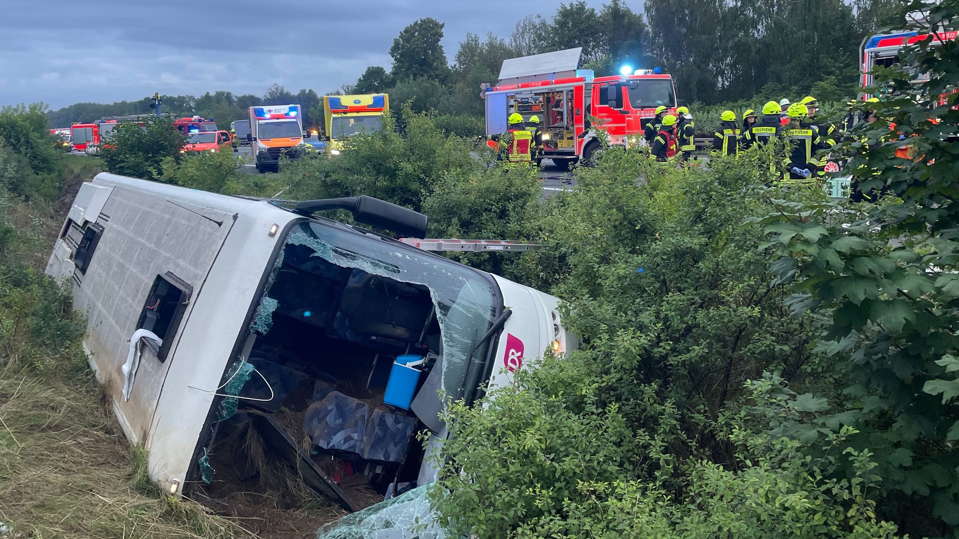 Der verunglückte Reisebus liegt in der Böschung: Bei dem Unfall wurden am Samstagmorgen etliche Personen schwer verletzt.