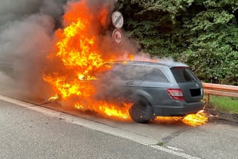 Als die Feuerwehr eintraf, brannte das Auto auf der Autobahn schon lichterloh.