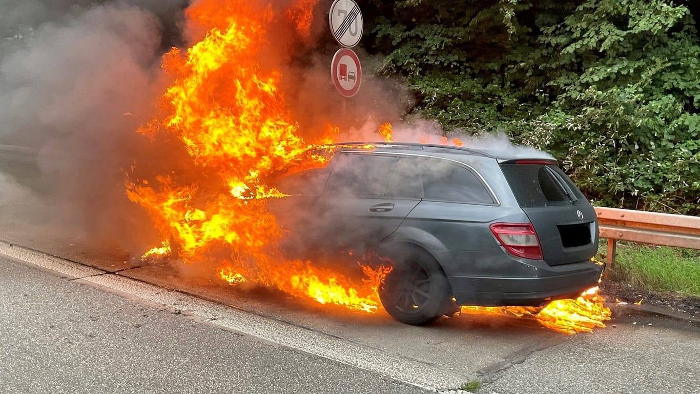 Als die Feuerwehr eintraf, brannte das Auto auf der Autobahn schon lichterloh.