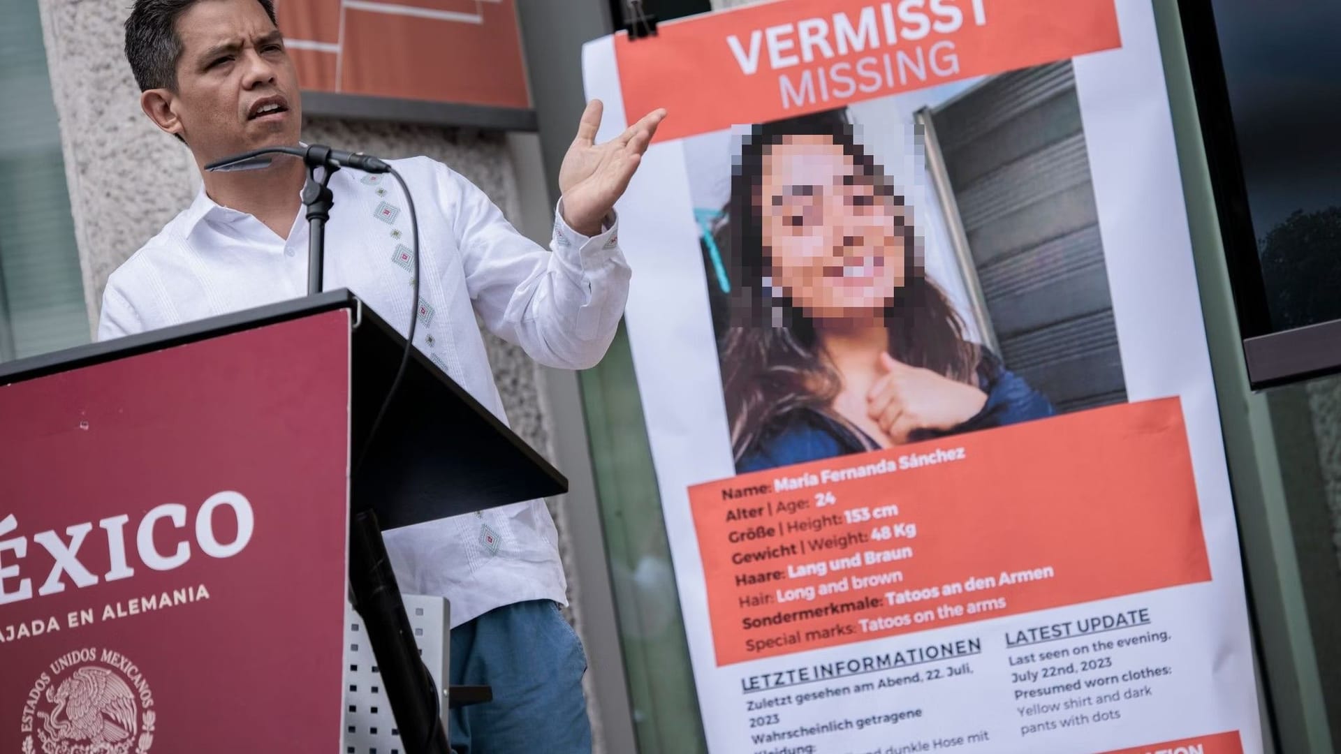 Der Botschafter von Mexiko in Berlin spricht auf einer Veranstaltung für eine vermisste mexikanische Studentin Der Botschafter von Mexiko in Berlin spricht auf einer Veranstaltung für eine vermisste mexikanische Studentin
