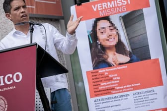 Der Botschafter von Mexiko in Berlin spricht auf einer Veranstaltung für eine vermisste mexikanische Studentin