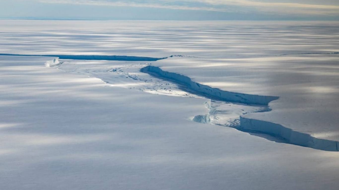 Riss im Brunt-Schelfeis im Osten der Antarktis (Archivbild): Im Januar brach hier ein riesiger Eisberg der Größe Londons ab.