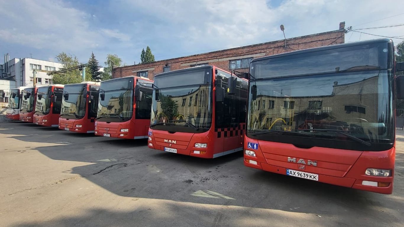 Die neuen Busse aus Nürnberg in Charkiw: Vor Ort wurden sie mit ukrainischen Kennzeichen und neuem Design versehen.