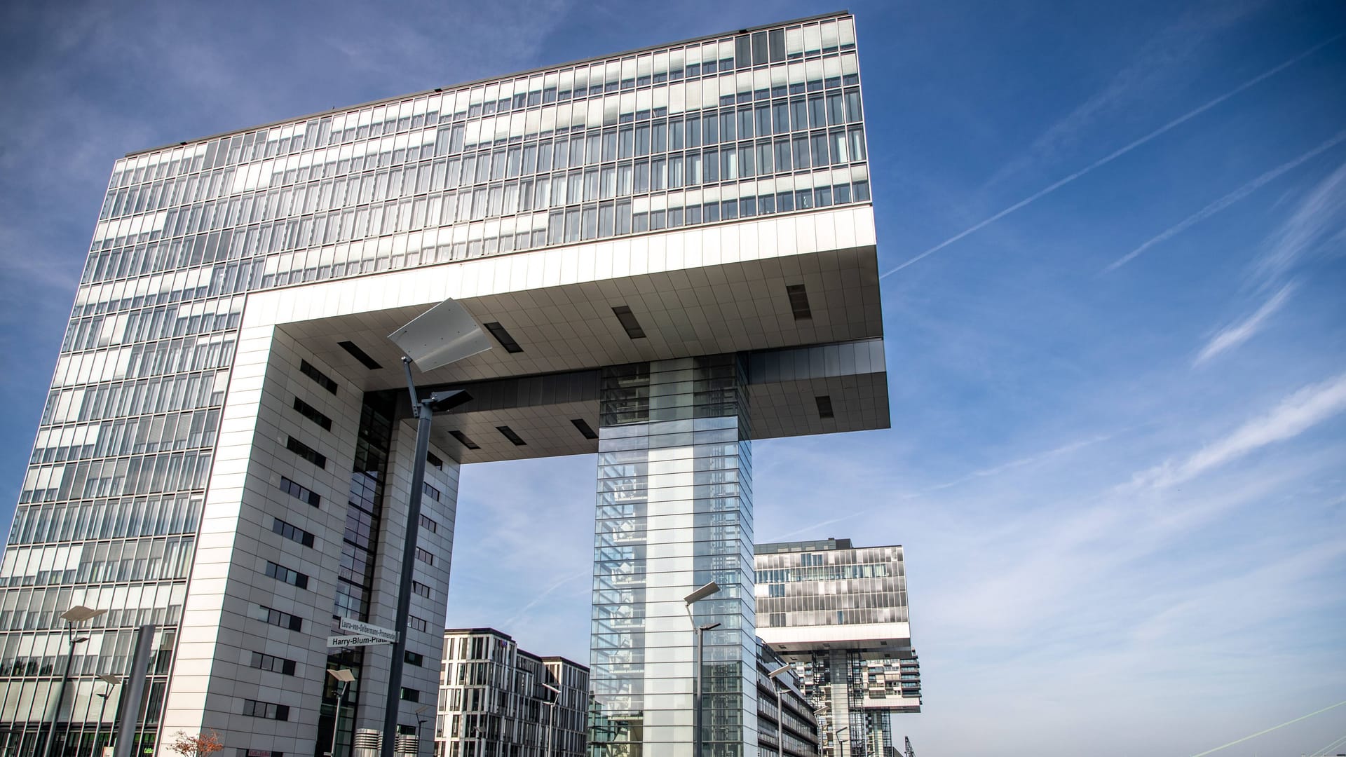Blick auf ein Kranhaus im Hafenquartier im Rheinauhafen (Symbolbild): Wer hier wohnen will, muss tief in die Tasche greifen.