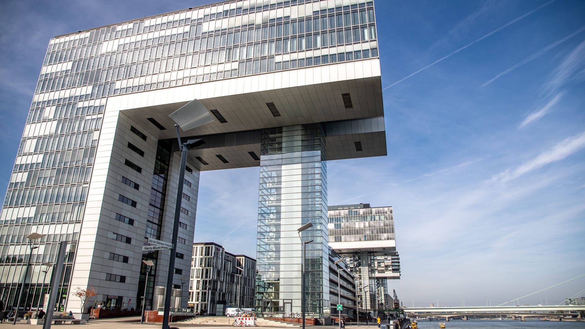 Blick auf ein Kranhaus im Hafenquartier im Rheinauhafen (Symbolbild): Wer hier wohnen will, muss tief in die Tasche greifen.