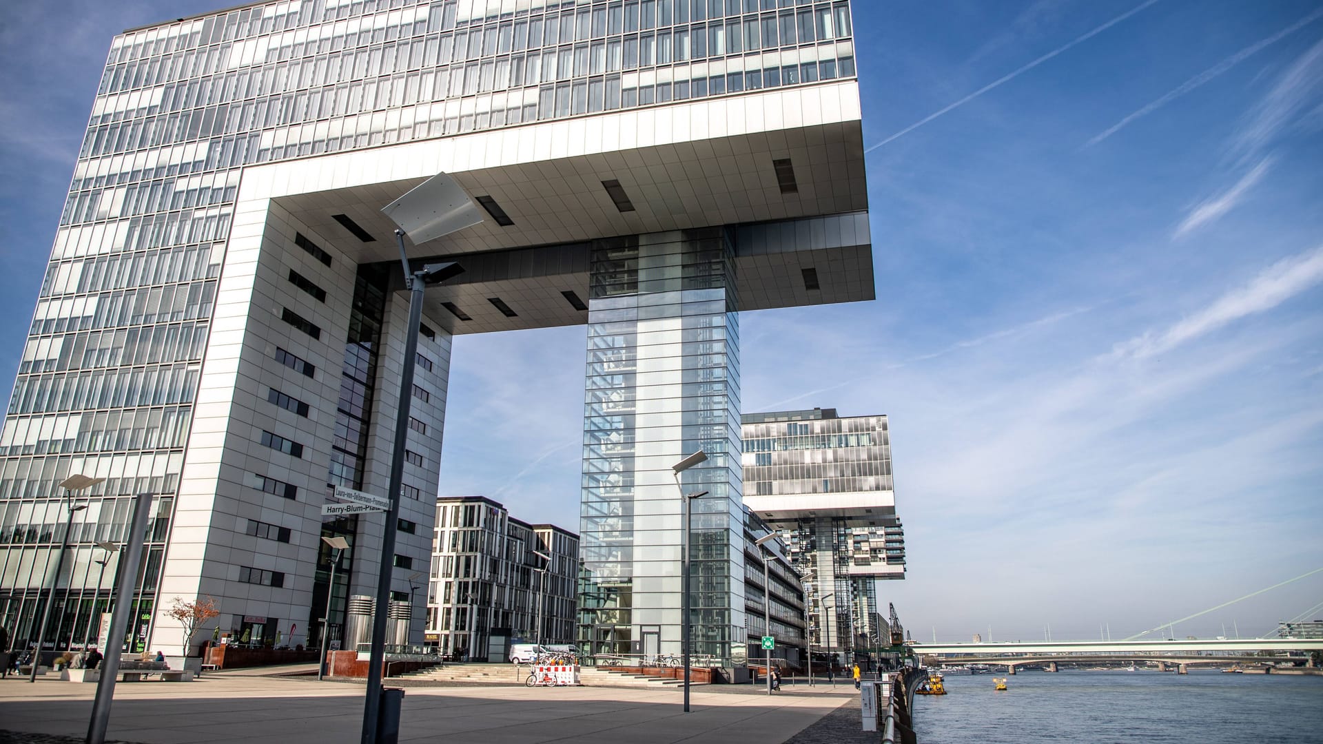 Blick auf ein Kranhaus im Hafenquartier im Rheinauhafen (Symbolbild): Wer hier wohnen will, muss tief in die Tasche greifen.