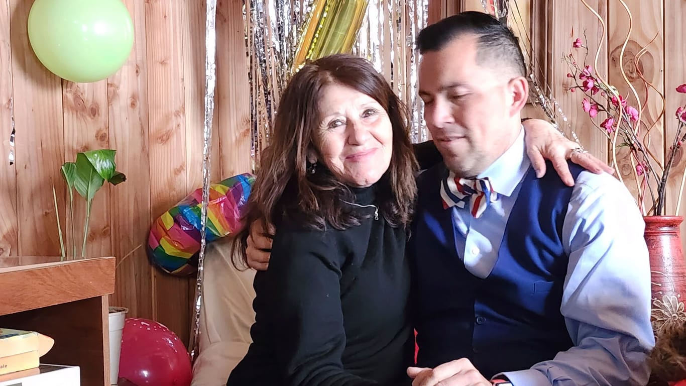 Jimmy Thyden und seine leibliche Mutter: María Angélica González wartete mit 42 Ballons auf ihren Sohn – einen für jedes verlorene Jahr.